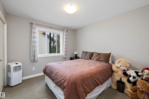 Wall-to-wall carpeting and a ceiling-mounted light fixture - 3922 Agar Court Sw, Edmonton, AB - Indoor Photo Showing Bedroom