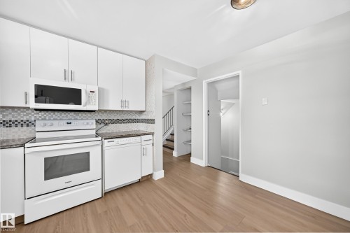 54 Woodvale Village Nw, Edmonton, AB - Indoor Photo Showing Kitchen