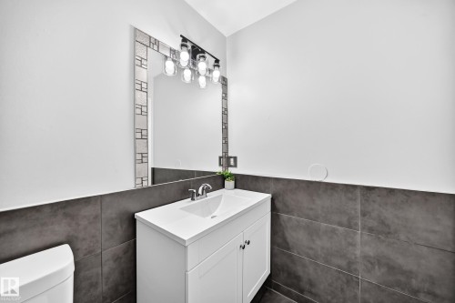 54 Woodvale Village Nw, Edmonton, AB - Indoor Photo Showing Bathroom