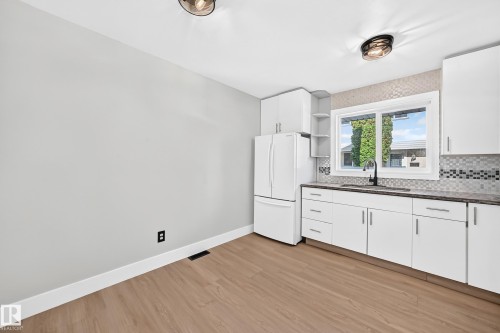 54 Woodvale Village Nw, Edmonton, AB - Indoor Photo Showing Kitchen