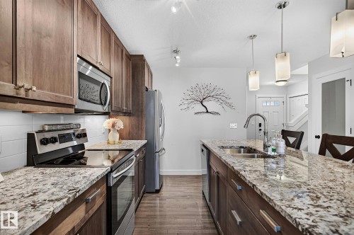 6642 Cardinal Road Sw, Edmonton, AB - Indoor Photo Showing Kitchen With Double Sink With Upgraded Kitchen