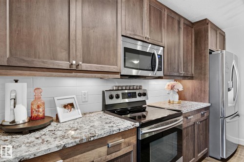 6642 Cardinal Road Sw, Edmonton, AB - Indoor Photo Showing Kitchen