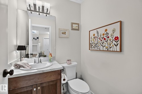 6642 Cardinal Road Sw, Edmonton, AB - Indoor Photo Showing Bathroom
