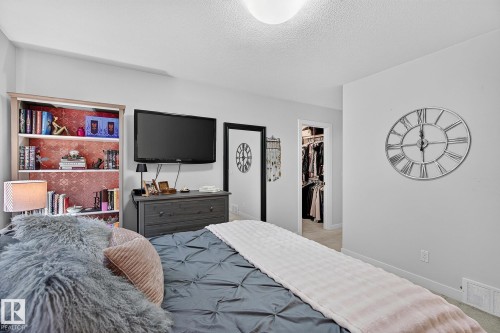 6642 Cardinal Road Sw, Edmonton, AB - Indoor Photo Showing Bedroom
