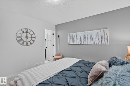 6642 Cardinal Road Sw, Edmonton, AB - Indoor Photo Showing Bedroom