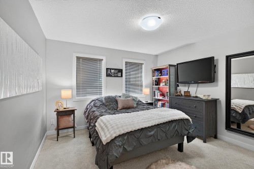 6642 Cardinal Road Sw, Edmonton, AB - Indoor Photo Showing Bedroom