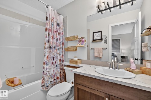 6642 Cardinal Road Sw, Edmonton, AB - Indoor Photo Showing Bathroom