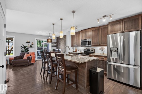 6642 Cardinal Road Sw, Edmonton, AB - Indoor Photo Showing Kitchen With Upgraded Kitchen