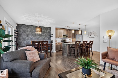 6642 Cardinal Road Sw, Edmonton, AB - Indoor Photo Showing Living Room