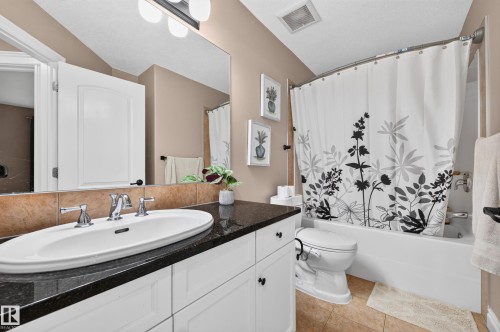 3006 Montrose Boulevard, Beaumont, AB - Indoor Photo Showing Bathroom