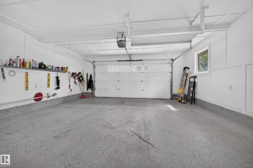 3006 Montrose Boulevard, Beaumont, AB - Indoor Photo Showing Garage