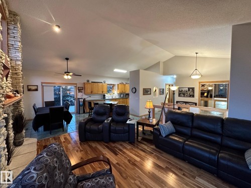 27519 79 Avenue, Stony Plain, AB - Indoor Photo Showing Living Room