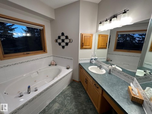27519 79 Avenue, Stony Plain, AB - Indoor Photo Showing Bathroom