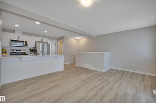 #19 1110 Daniels Link Li Sw, Edmonton, AB - Indoor Photo Showing Kitchen