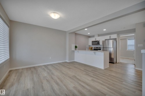 #19 1110 Daniels Link Li Sw, Edmonton, AB - Indoor Photo Showing Kitchen