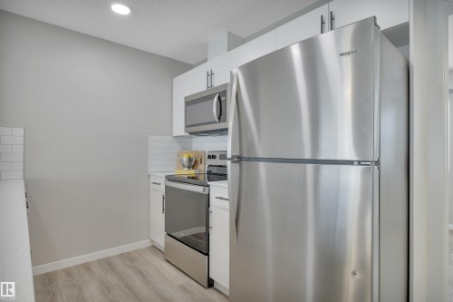 #19 1110 Daniels Link Li Sw, Edmonton, AB - Indoor Photo Showing Kitchen With Stainless Steel Kitchen