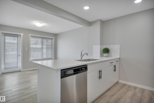 #19 1110 Daniels Link Li Sw, Edmonton, AB - Indoor Photo Showing Kitchen