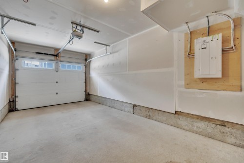 #19 1110 Daniels Link Li Sw, Edmonton, AB - Indoor Photo Showing Garage