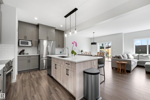 61 Penn Place, Spruce Grove, AB - Indoor Photo Showing Kitchen With Upgraded Kitchen