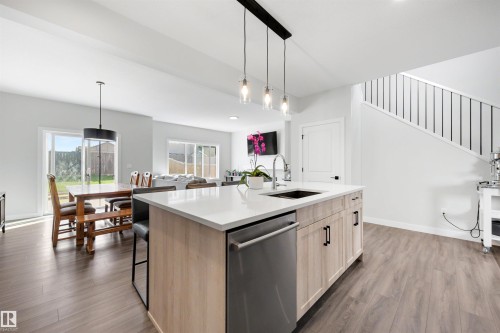 61 Penn Place, Spruce Grove, AB - Indoor Photo Showing Kitchen With Upgraded Kitchen