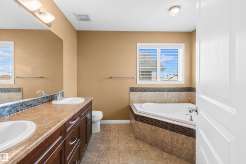 407 Brintnell Boulevard Nw, Edmonton, AB - Indoor Photo Showing Bathroom