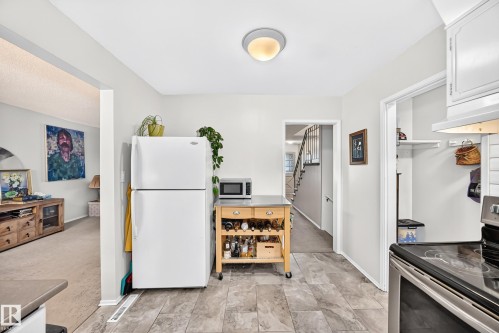 3516 117A Street Nw, Edmonton, AB - Indoor Photo Showing Kitchen
