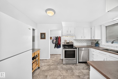 3516 117A Street Nw, Edmonton, AB - Indoor Photo Showing Kitchen