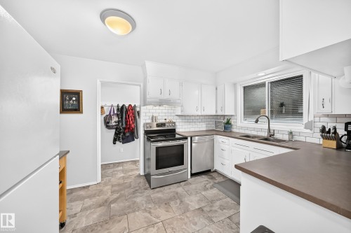 3516 117A Street Nw, Edmonton, AB - Indoor Photo Showing Kitchen
