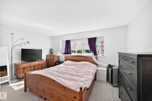 3516 117A Street Nw, Edmonton, AB - Indoor Photo Showing Bedroom
