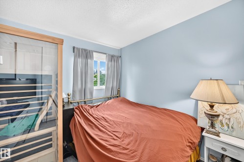 3516 117A Street Nw, Edmonton, AB - Indoor Photo Showing Bedroom