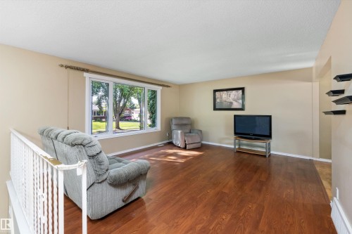 56 Flagstone Crescent, St. Albert, AB - Indoor Photo Showing Living Room