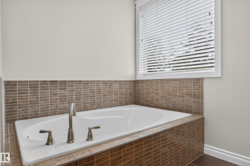 12724 148 Avenue Nw, Edmonton, AB - Indoor Photo Showing Bathroom