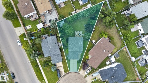 Expansive lot featuring mature trees and a manicured lawn - 12724 148 Avenue Nw, Edmonton, AB - 