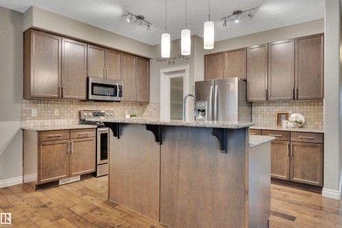 208 Bridgeport Close, Leduc, AB - Indoor Photo Showing Kitchen With Upgraded Kitchen