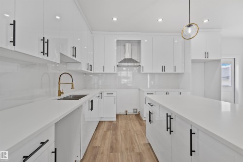 324 Roberts Wynd, Leduc, AB - Indoor Photo Showing Kitchen With Double Sink With Upgraded Kitchen