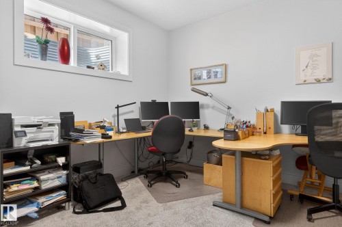 Recessed window with white trim, light gray wall paint, and light gray carpeting - 45 Evermore Crescent, St. Albert, AB - Indoor Photo Showing Office