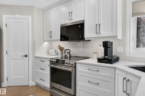 30 Hillcrest Place, St. Albert, AB - Indoor Photo Showing Kitchen With Upgraded Kitchen