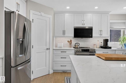 30 Hillcrest Place, St. Albert, AB - Indoor Photo Showing Kitchen With Stainless Steel Kitchen With Upgraded Kitchen