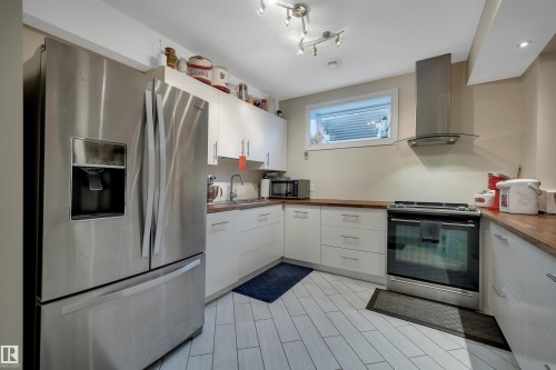 3910 49 Avenue, Beaumont, AB - Indoor Photo Showing Kitchen