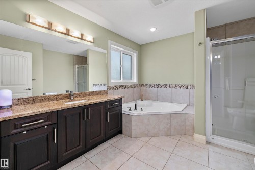 13504 163 Avenue Nw, Edmonton, AB - Indoor Photo Showing Bathroom