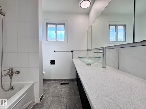 11616 158 Avenue Nw, Edmonton, AB - Indoor Photo Showing Bathroom
