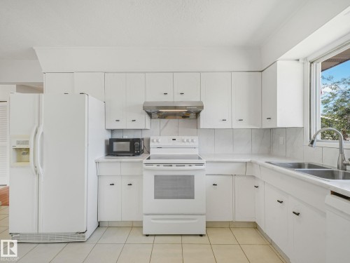 11616 158 Avenue Nw, Edmonton, AB - Indoor Photo Showing Kitchen With Double Sink