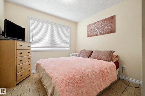 Light-toned wall paint with a window featuring blinds - #25 3811 85 St Nw, Edmonton, AB - Indoor Photo Showing Bedroom