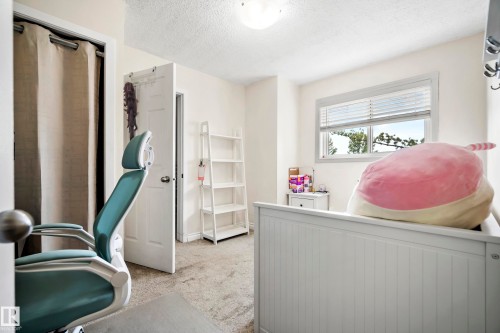 Recessed window with horizontal blinds, overhead ceiling light fixture, and light-colored wall-to-wall carpeting - #25 3811 85 St Nw, Edmonton, AB - Indoor Photo Showing Bedroom