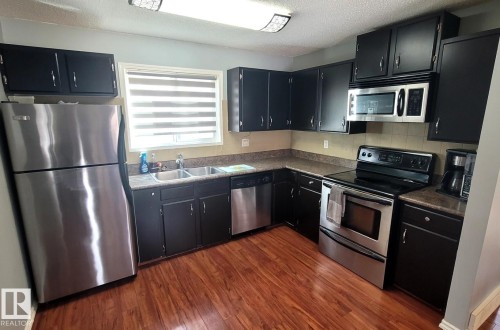 18 Westbend Street, Spruce Grove, AB - Indoor Photo Showing Kitchen With Double Sink