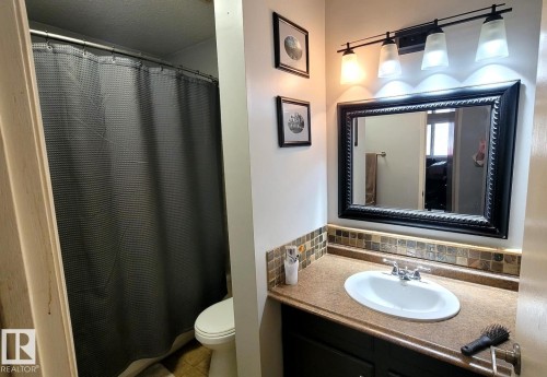 18 Westbend Street, Spruce Grove, AB - Indoor Photo Showing Bathroom