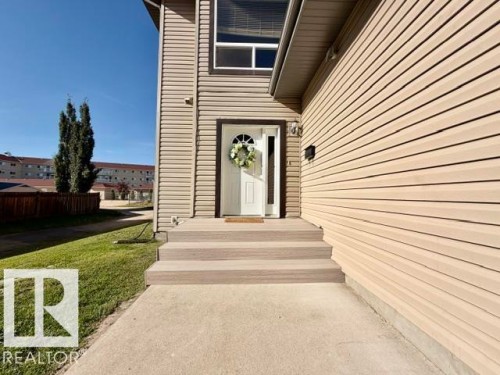 #8 4702 57 Av, Wetaskiwin, AB - Outdoor With Exterior