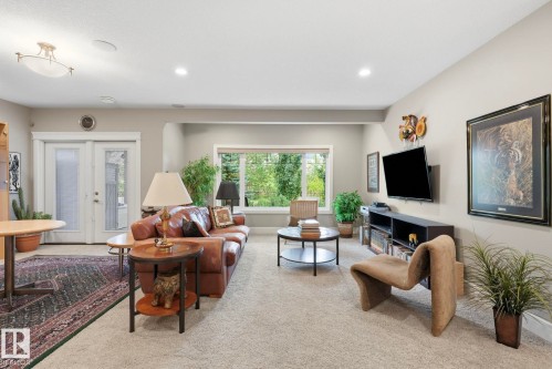 657 178A Street Sw, Edmonton, AB - Indoor Photo Showing Living Room