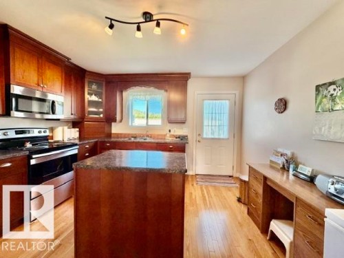 #4 5714 50 St, Wetaskiwin, AB - Indoor Photo Showing Kitchen