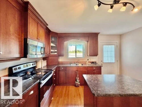 #4 5714 50 St, Wetaskiwin, AB - Indoor Photo Showing Kitchen With Double Sink